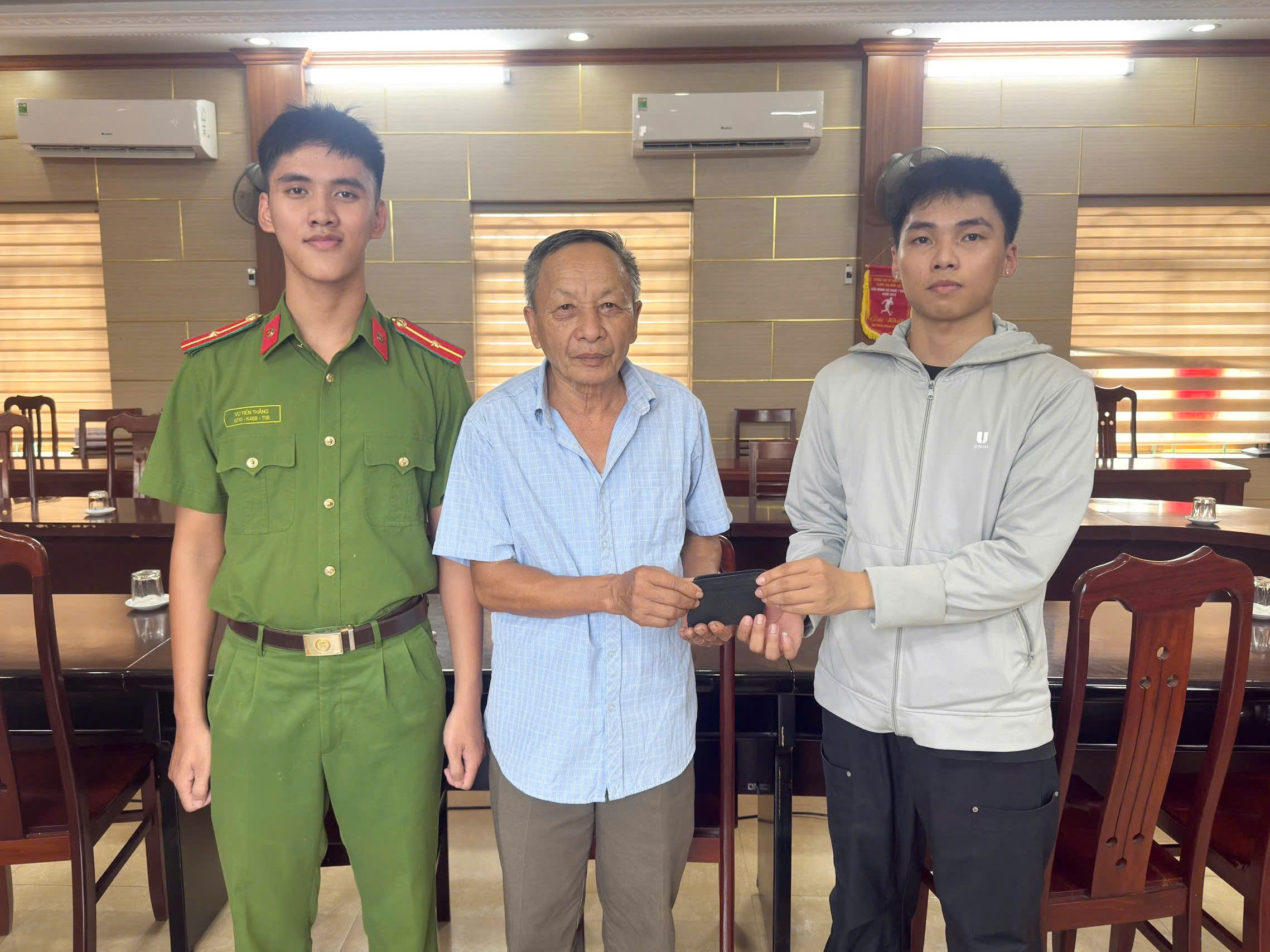 Phường Hòa Bình: Công an trách nhiệm, người dân trung thực phối hợp trao trả tài sản đánh rơi